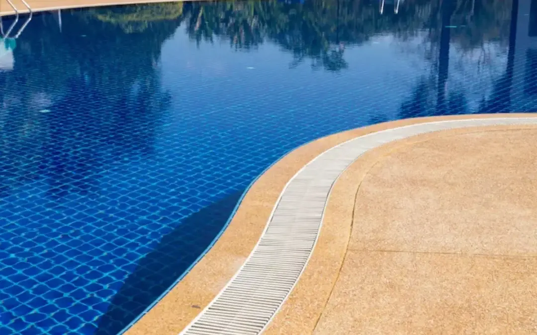 How to Choose the Best Pool Deck Resurfacing Option for Chicago’s Weather
